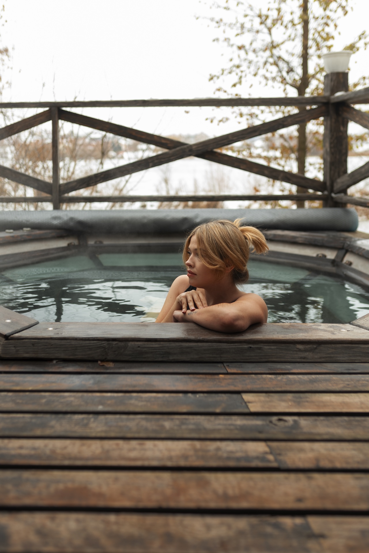 medium-shot-woman-experiencing-cold-exposure-wellness